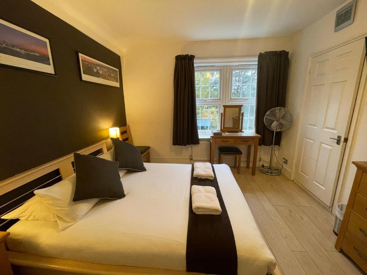 Oakhurst Gatwick B&B Crawley (West Sussex) Exterior foto