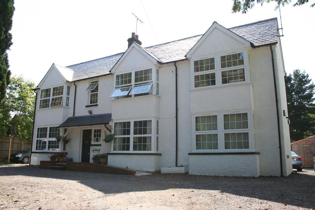 Oakhurst Gatwick B&B Crawley (West Sussex) Exterior foto